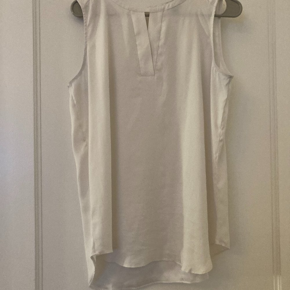 Ann Taylor V-Cutout Shell sleeveless Medium Ivory